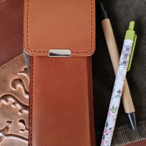 Barna bőr tolltartó - otthon & életmód - papír, írószer - tolltartó & ceruzatekercs - Meska.hu