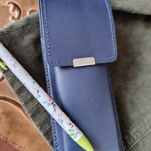 Mélykék bőr tolltartó - otthon & életmód - papír, írószer - tolltartó & ceruzatekercs - Meska.hu