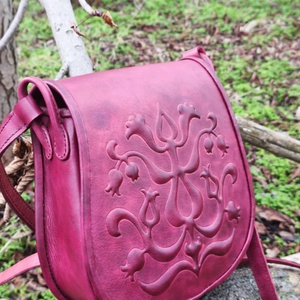 Domborított bőr táska - Meska.hu