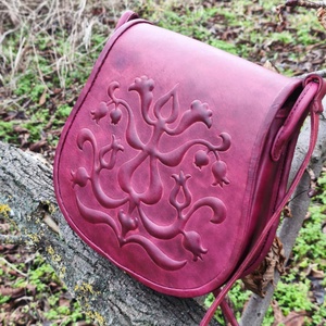 Domborított bőr táska - táska & tok - kézitáska & válltáska - válltáska - Meska.hu