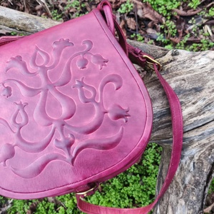 Domborított bőr táska - táska & tok - kézitáska & válltáska - válltáska - Meska.hu