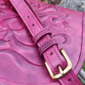 Domborított bőr táska - táska & tok - kézitáska & válltáska - válltáska - Meska.hu