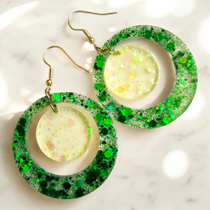 Zöld-sárga kerek lógó fülbevaló  - Meska.hu