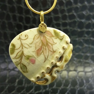 Perzsa mintás medál áttört csipke részlettel - Meska.hu