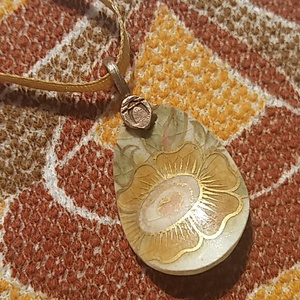 Fénylő virágos medál - Meska.hu