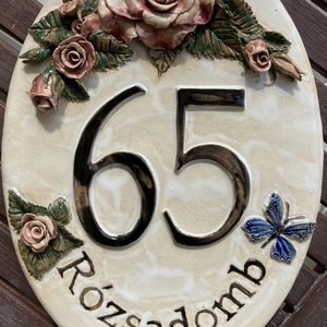 Ovális házszámtábla rózsával, pillangóval - Meska.hu