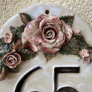 Ovális házszámtábla rózsával, pillangóval - otthon & életmód - ház & kert - házszám - Meska.hu