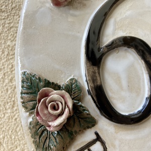 Ovális házszámtábla rózsával, pillangóval - otthon & életmód - ház & kert - házszám - Meska.hu