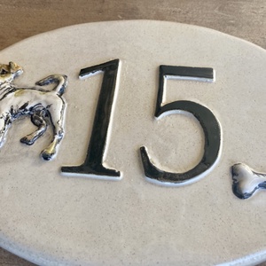 Ovális formjú házszámtábla kutyával, Otthon & Életmód, Ház & Kert, Házszám, Kerámia, Szobrászat, MESKA