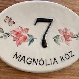 Ovális formájú házszámtábla magnóliával, Otthon & Életmód, Ház & Kert, Házszám, Kerámia, Szobrászat, Házszám táblákat készítek megrendelésre, egyedi elképzelés szerint. Magas hőfokon égetett samottos ..., MESKA