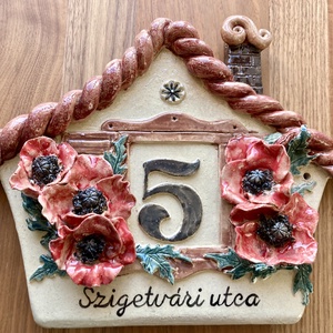 Házikó formájú házszámtábla pipaccsal, Otthon & Életmód, Ház & Kert, Házszám, Kerámia, Szobrászat, MESKA
