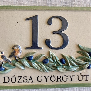 Téglalap formájú házszámtábla olíva ággal, vörösbeggyel, Otthon & Életmód, Ház & Kert, Házszám, Kerámia, Szobrászat, MESKA