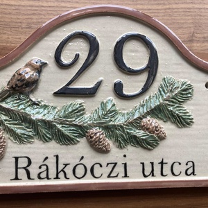 Bajusz formájú házszámtábla széncinkével, fenyőággal, Otthon & Életmód, Ház & Kert, Házszám, Kerámia, Szobrászat, MESKA
