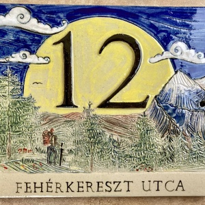 Téglalap formájú házszámtábla nappal, hegyekkel, túrázóval, Otthon & Életmód, Ház & Kert, Házszám, Kerámia, Szobrászat, MESKA