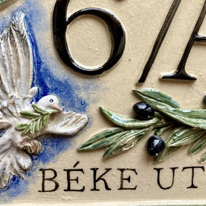 Bajusz formájú házszámtábla békegalambbal, Otthon & Életmód, Ház & Kert, Házszám, Kerámia, Szobrászat, MESKA