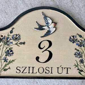 Bajusz formájú házszámtábla fecskével, festett búzavirággal, Otthon & Életmód, Dekoráció, Kép & Falikép, Táblakép, Kerámia, MESKA