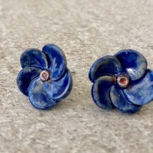 Nefelejcses kerámia fülbevaló - ékszer - fülbevaló - pötty fülbevaló - Meska.hu