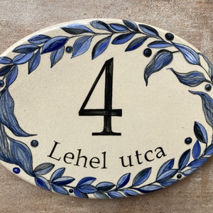 Ovális formájú házszámtábla kék levelekkel, Otthon & Életmód, Ház & Kert, Házszám, Kerámia, Szobrászat, MESKA