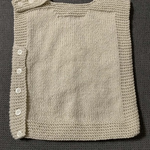 Kötött mellény maci mintával - ruha & divat - gyerekruha - gyerek mellény - Meska.hu