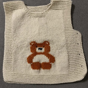 Kötött mellény maci mintával - ruha & divat - gyerekruha - gyerek mellény - Meska.hu