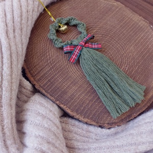 Karácsonyfadísz -  zöld makramé koszorú - karácsony - karácsonyi lakásdekoráció - karácsonyfadíszek - Meska.hu