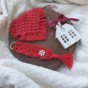 Karácsonyi ajándékcsomag - piros makramé poháralátét, könyvjelző, karácsonyfadísz - Meska.hu