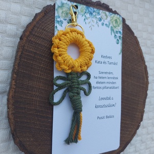 Keresztszülő felkérő - napraforgós kulcstartó makramé - játék & sport - keresztelőajándékok - Meska.hu