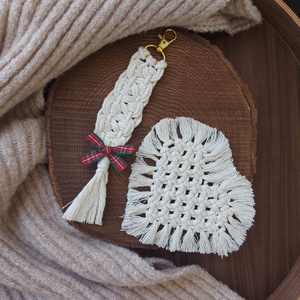 Szív alakú poháralátét és kulcstartó ajándékcsomag, szett - fehér, makramé - otthon & életmód - konyhafelszerelés, tálalás - tálalás - tányér- és poháralátét - Meska.hu