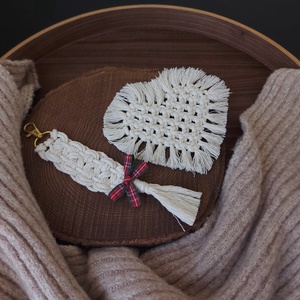 Szív alakú poháralátét és kulcstartó ajándékcsomag, szett - fehér, makramé - otthon & életmód - konyhafelszerelés, tálalás - tálalás - tányér- és poháralátét - Meska.hu