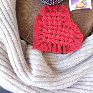 Szív alakú poháralátét - piros makramé - otthon & életmód - konyhafelszerelés, tálalás - tálalás - tányér- és poháralátét - Meska.hu