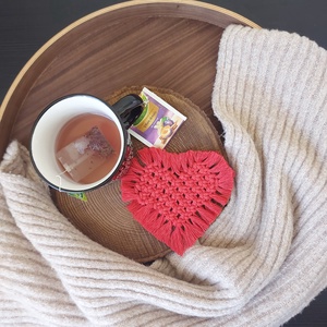 Szív alakú poháralátét - piros makramé - otthon & életmód - konyhafelszerelés, tálalás - tálalás - tányér- és poháralátét - Meska.hu