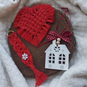 Karácsonyi ajándékcsomag - piros makramé poháralátét, könyvjelző, karácsonyfadísz, Karácsony, Karácsonyi ajándékozás, Karácsonyi ajándékcsomagolás, Gipszöntés, Csomózás, MESKA