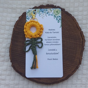 Keresztszülő felkérő - napraforgós kulcstartó makramé, Játék & Sport, Keresztelőajándékok, Mindenmás, Csomózás, MESKA