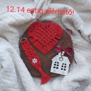 Karácsonyi ajándékcsomag - piros makramé poháralátét, könyvjelző, karácsonyfadísz - Meska.hu