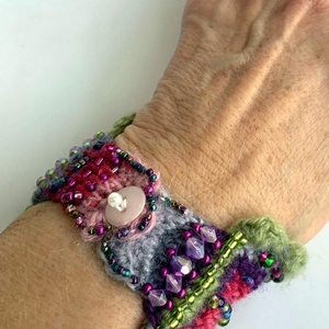 Virágzó tavasz horgolt gyöngyös karkötő - ékszer - karkötő - széles karkötő - Meska.hu