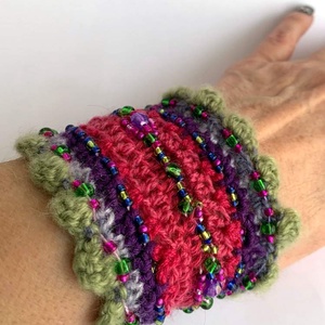 Virágzó tavasz horgolt gyöngyös karkötő - ékszer - karkötő - széles karkötő - Meska.hu