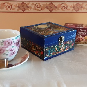 Teásdoboz Lana Del Ray stilizált képével - otthon & életmód - konyhafelszerelés, tálalás - konyhai tárolás - tea & kávé tárolás - Meska.hu Teásdoboz Lana Del Ray stilizált képével - otthon & életmód - konyhafelszerelés, tálalás - konyhai tárolás - tea & kávé tárolás - Meska.hu
