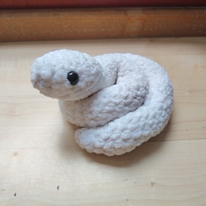 Cuki horgolt fehér kígyó � Puha amigurumi plüss, Játék & Sport, Plüssállat & Játékfigura, Plüss sárkány, Horgolás, MESKA