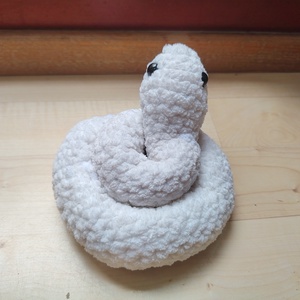 Cuki horgolt fehér kígyó � Puha amigurumi plüss - játék & sport - plüssállat & játékfigura - plüss sárkány - Meska.hu