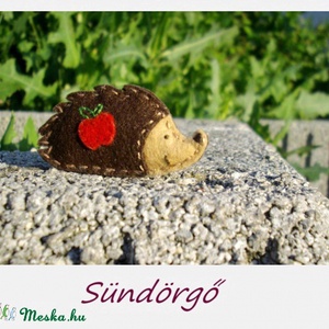 Süni kitűző (Sündörgő) -  - Meska.hu
