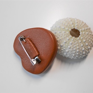 Karneol bőrbe foglalt bross - ékszer - kitűző és bross - kitűző - Meska.hu