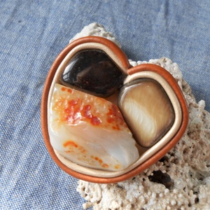 Karneol bőrbe foglalt bross - ékszer - kitűző és bross - kitűző - Meska.hu