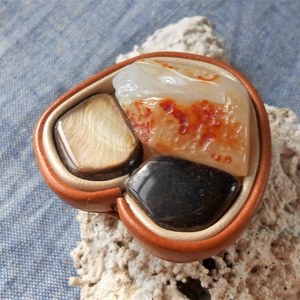 Karneol bőrbe foglalt bross - ékszer - kitűző és bross - kitűző - Meska.hu