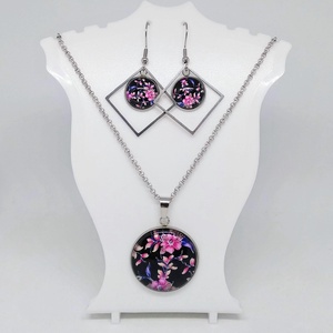 Pink virágos üveg cabochon nyaklánc-fülbevaló szett - Meska.hu