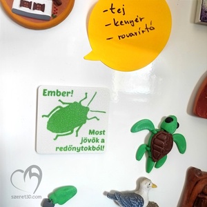 Ember! Most jövök a redőnytokból! - Poloska hűtőmágnes, Otthon & Életmód, Konyhafelszerelés, tálalás, Konyhai dekoráció, Hűtőmágnes, Mindenmás, MESKA