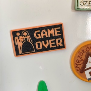 Game Over kulcstartó, kitűző vagy hűtőmágnes, Otthon & Életmód, Konyhafelszerelés, tálalás, Konyhai dekoráció, Hűtőmágnes, Mindenmás, MESKA
