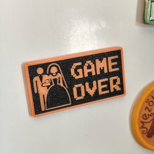 Game Over kulcstartó, kitűző vagy hűtőmágnes - otthon & életmód - konyhafelszerelés, tálalás - konyhai dekoráció - hűtőmágnes - Meska.hu