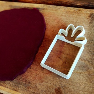 Ajándékcsomag alakú sütikiszúró - otthon & életmód - konyhafelszerelés, tálalás - sütés, főzés - sütikiszúró - Meska.hu