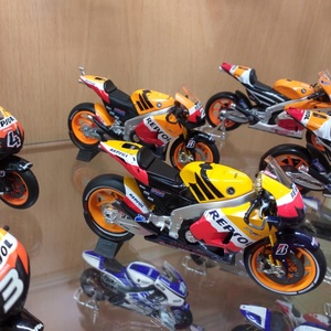 Motor makett / modell keréktámasz / emelvény - művészet - makett, modell - Meska.hu