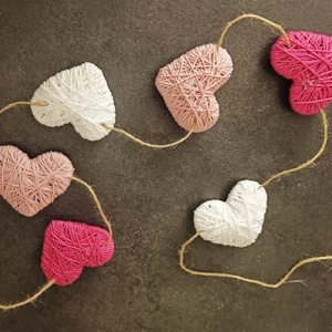 Fonal szív girland dekoráció - otthon & életmód - dekoráció - fali és függő dekoráció - girland, zászlófűzér - Meska.hu